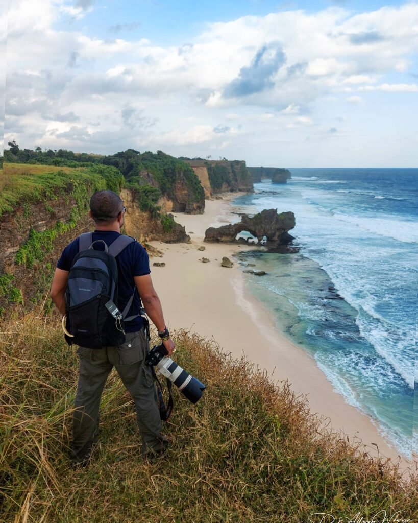 Pengunjung menyusuri bukit di atas pesisir Marra Uma