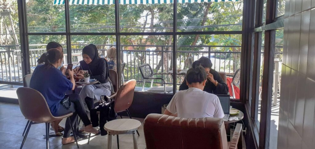 Kebersamaan pengunjung Independen Coffee Shop