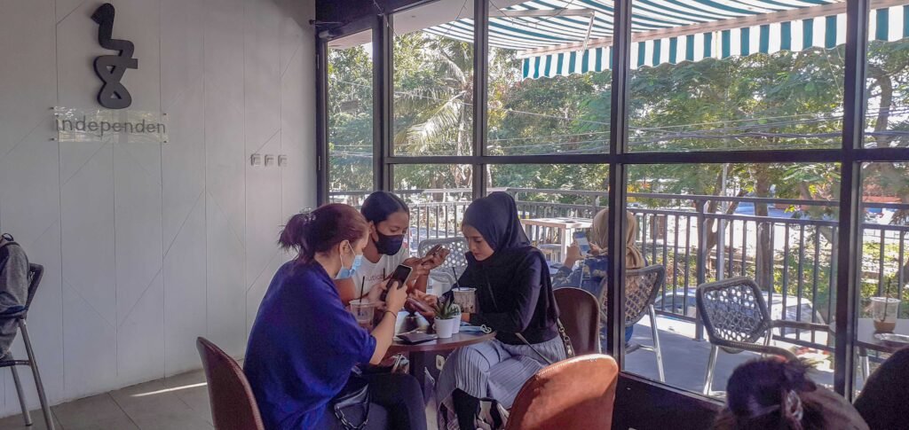Suasana bersantai di dalam Independen Coffee Shop