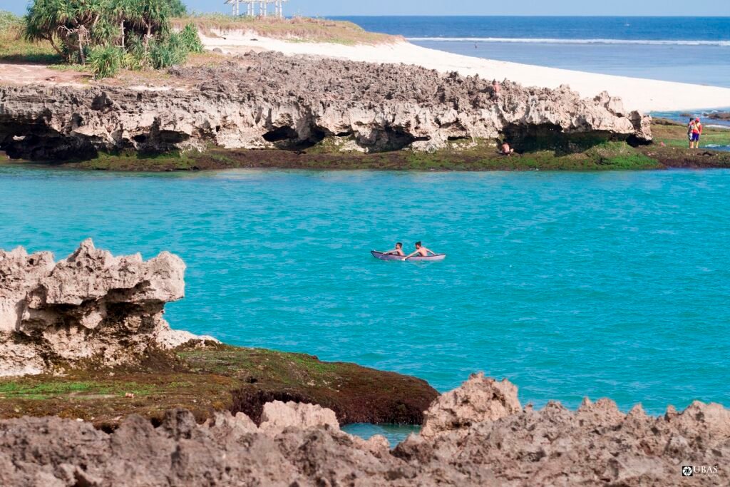 Perairan berwarna biru di antara dinding karang Pantai Pero