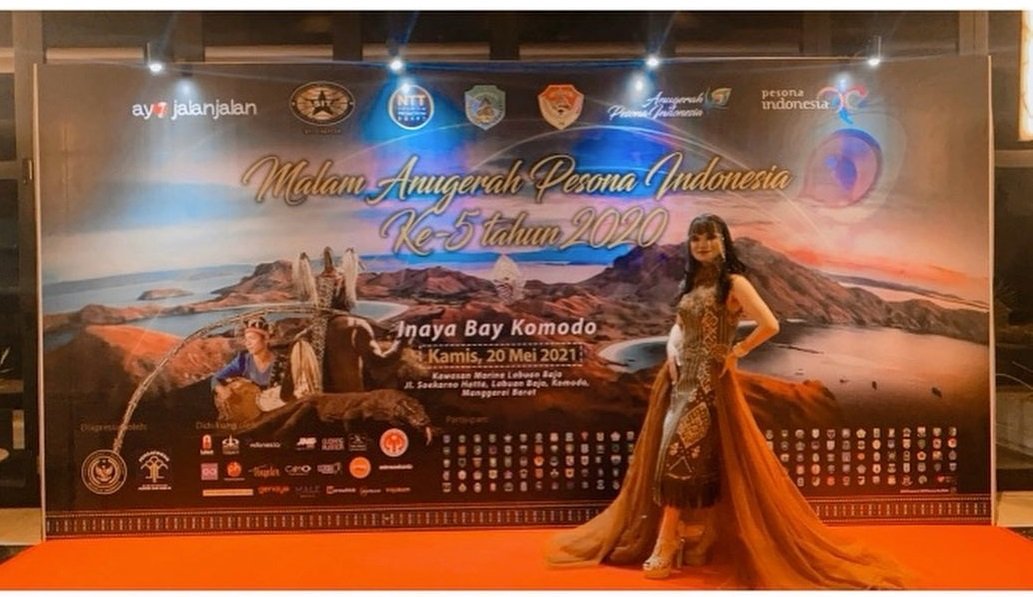 Cerita Jenny Bessin saat ke Labuan Bajo Jenny Besin memainkan alat musik sasando