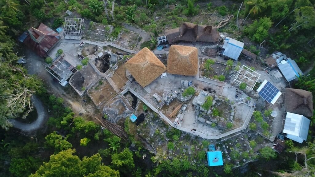 Rumah adat dan halaman Kampung Bondo Maroto dilihat dari udara