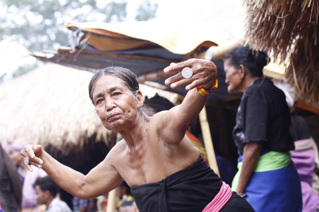 Seorang perempuan berbusana tradisional dalam kegiatan Wulla Poddu