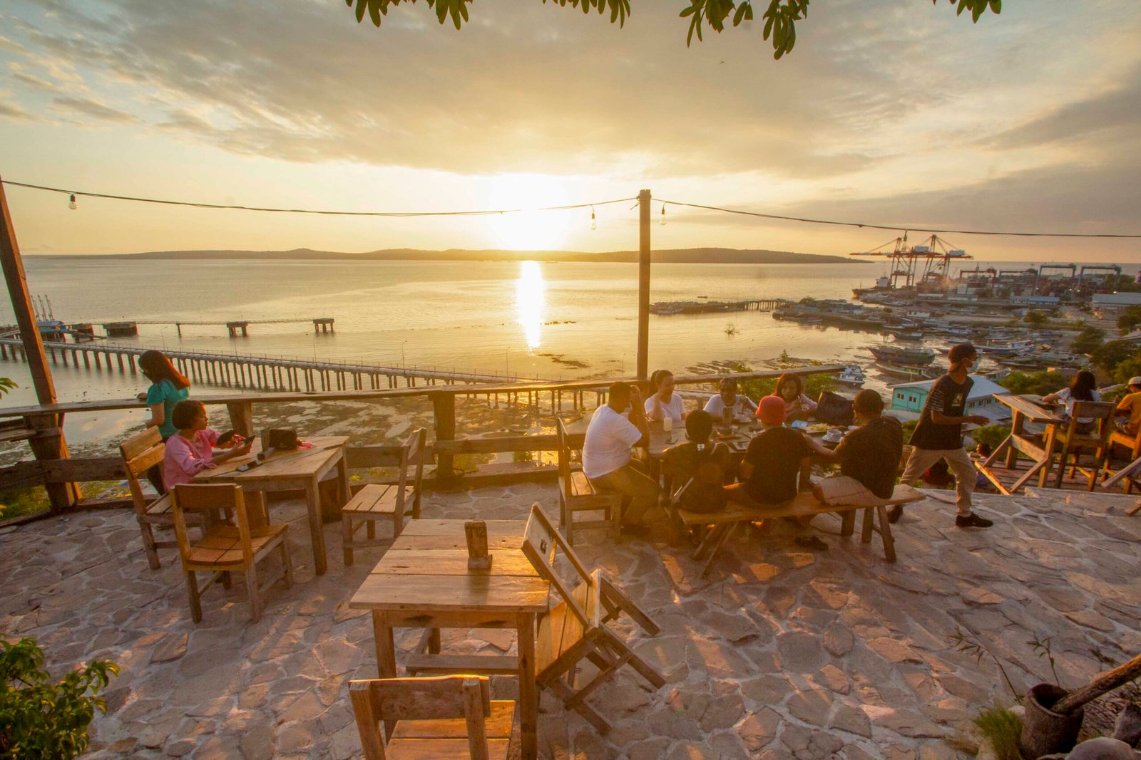 Tak bergeming di Kafe Tebing Tak bergeming di kafe tebing 02