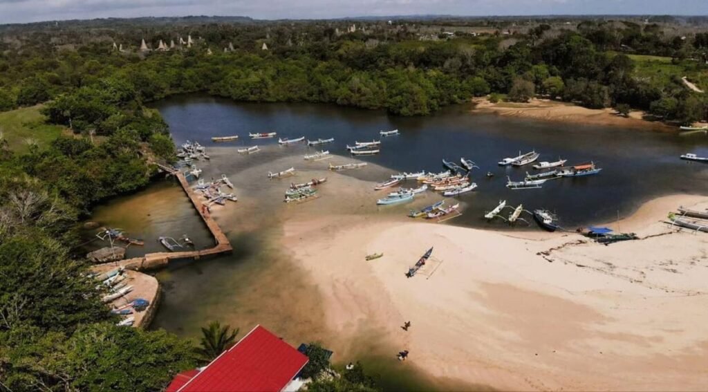 Perairan dangkal dan garis pantai Pero dilihat dari udara