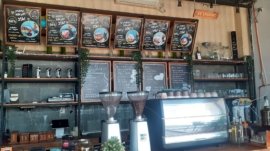 Etalase Kedai Kopi Petir