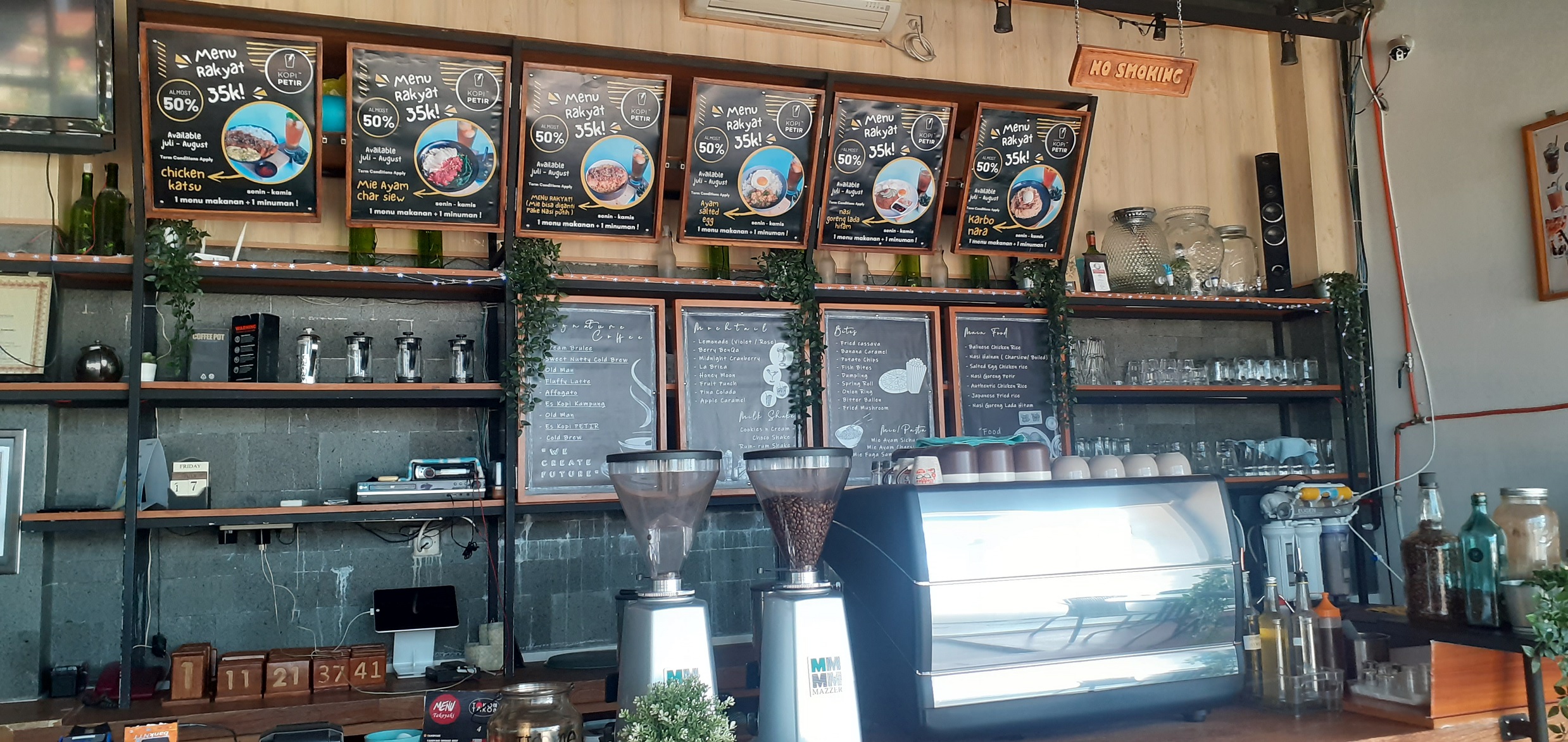 Kedai Kopi Petir di Kota Kupang 1 Etalase Kedai Kopi Petir