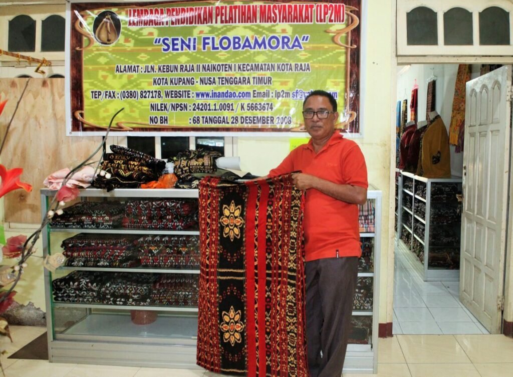 Aktivitas di sentra usaha tenun ikat Ina Ndao