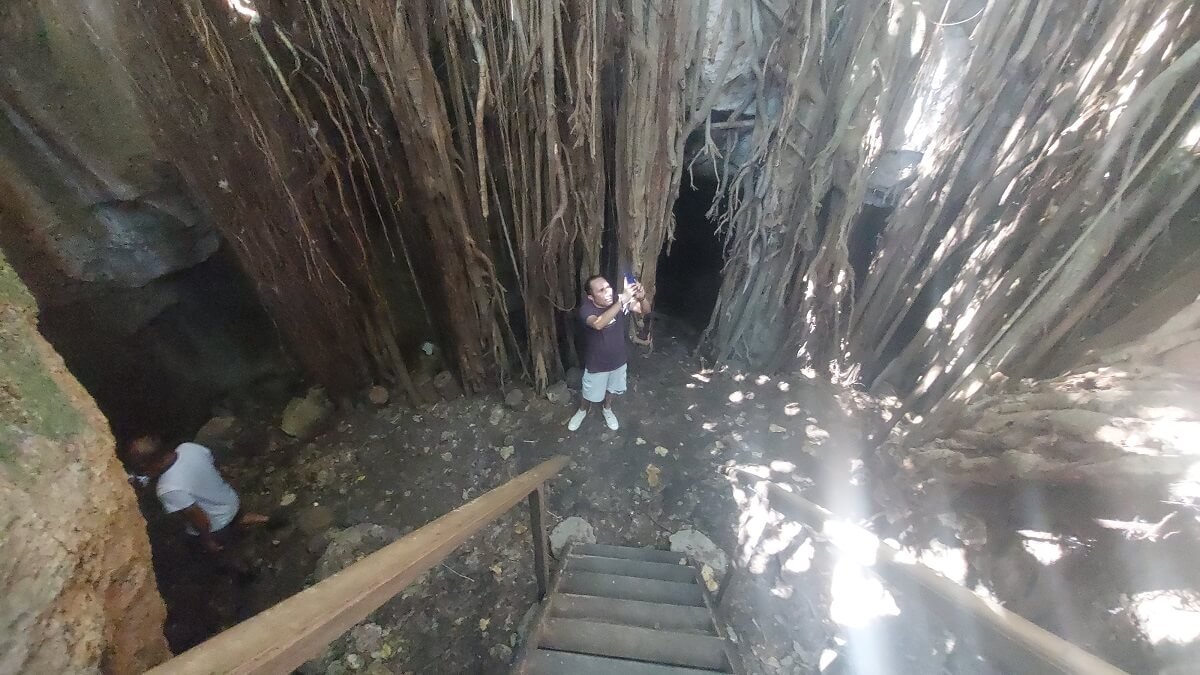 Menuruni Tangga Ke Gua Mabala Sabu Raijua