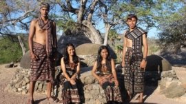 Potret Orang Sabu Asli yang mengenakan Pakaian Adat di Kampung Namata