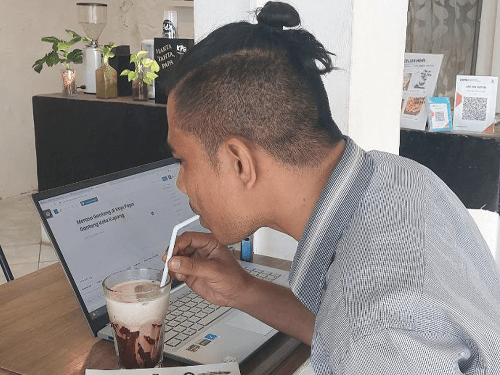Merasa Ganteng dan Berwawasan di Kopi Papa Ganteng Kota Kupang Anak Papa Ganteng