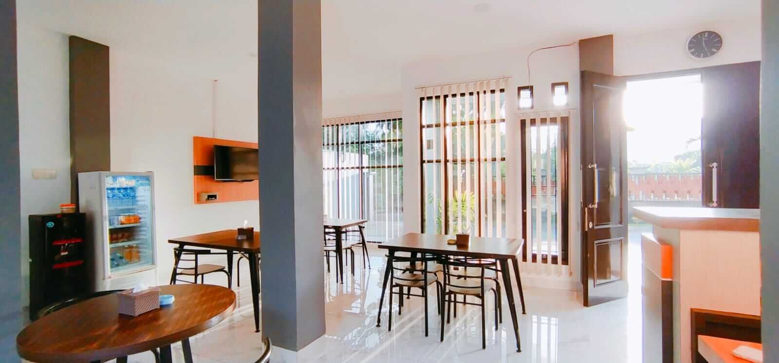 Tamala Home Stay Alor cocok buat Traveler Ruang Makan Tamala Home Stay