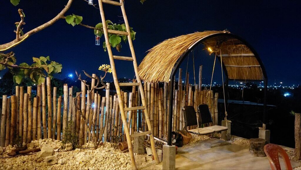 Ruang duduk berbahan bambu di D’21 Caffee Petuk