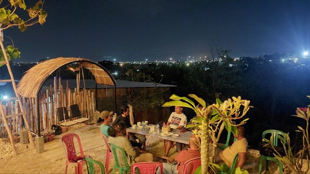 Tempat duduk terbuka di D’21 Caffee Petuk
