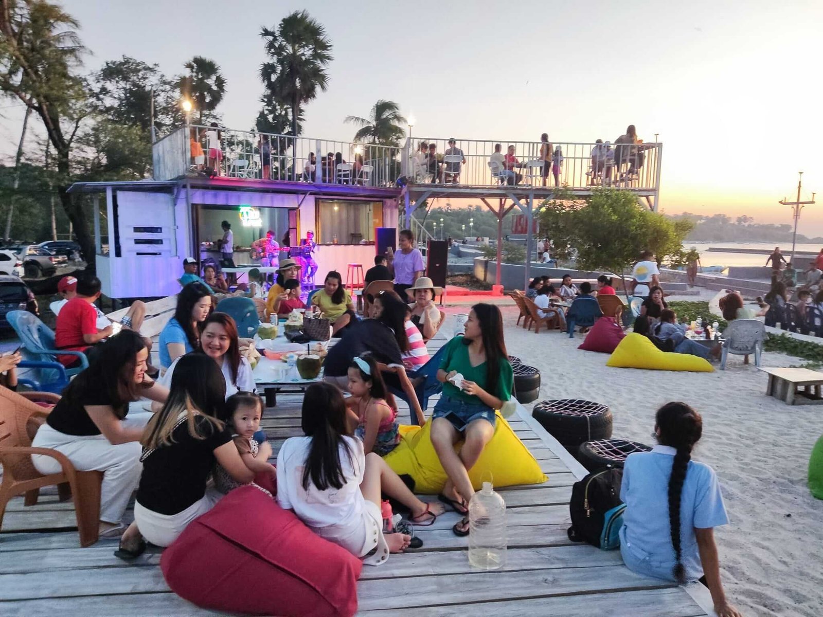 OCD Beach Cafe & Hostel Suasana OCD