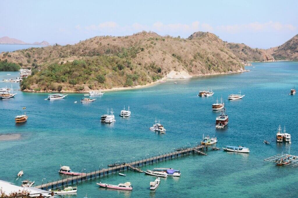 Teluk dan perahu wisata dalam arsip perjalanan Labuan Bajo