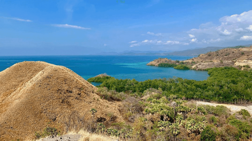 Perbukitan kering dan laut di kawasan Labuan Bajo