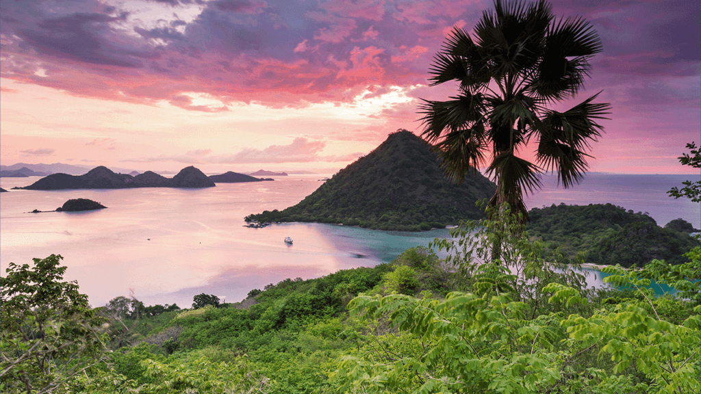 Langit senja di atas teluk kawasan Labuan Bajo