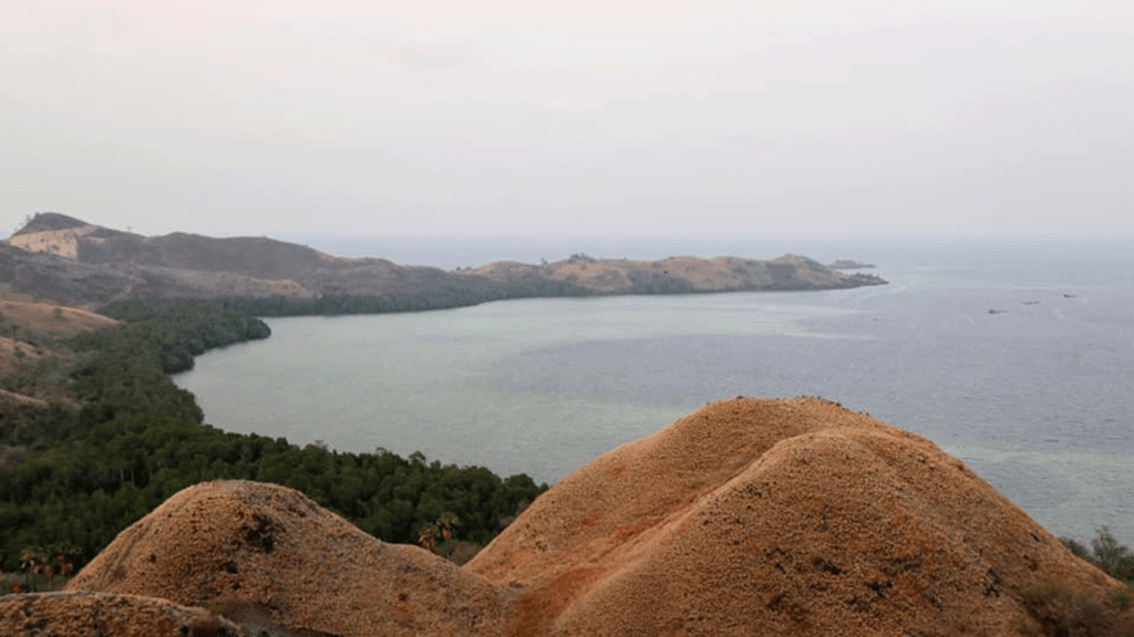 Bentang teluk dan perbukitan dari kawasan Bukit Sylvia