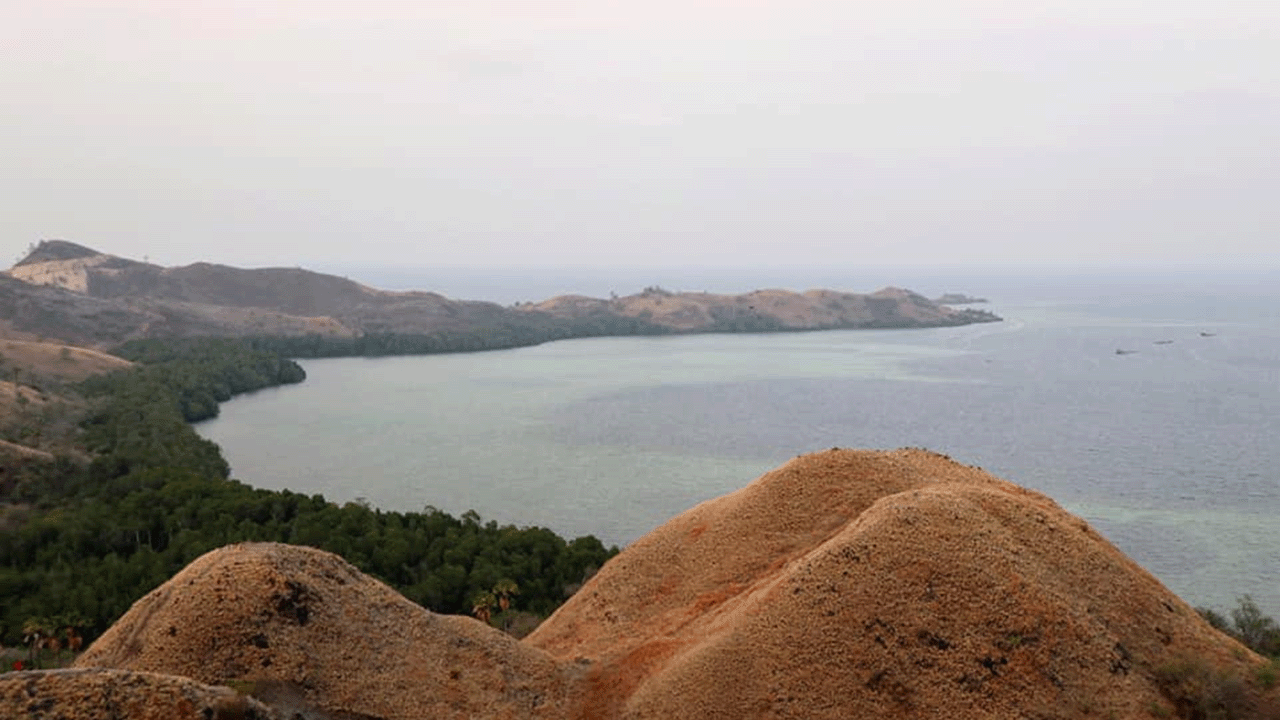 Bukit Sylvia: Keindahan Tersembunyi di Balik Pesona Pantai dan Komodo di Labuan Bajo Bukit Sylvia Keindahan Tersembunyi Di Balik Pesona Pantai Dan Komodo Di Labuan Bajo 01