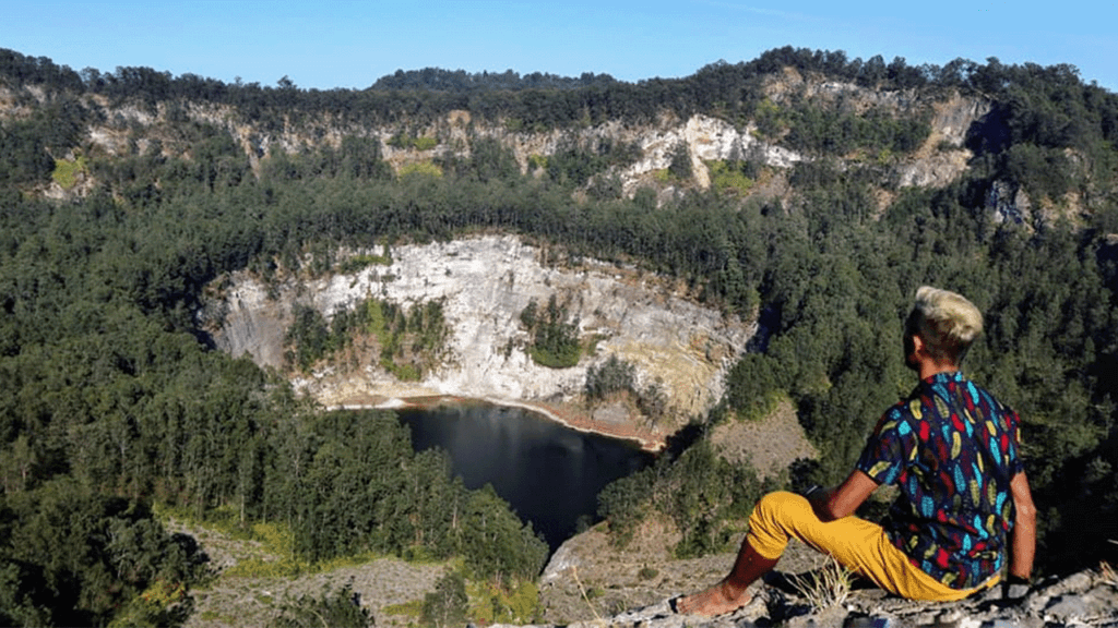 Pengunjung di tepi kawah dan danau Kelimutu