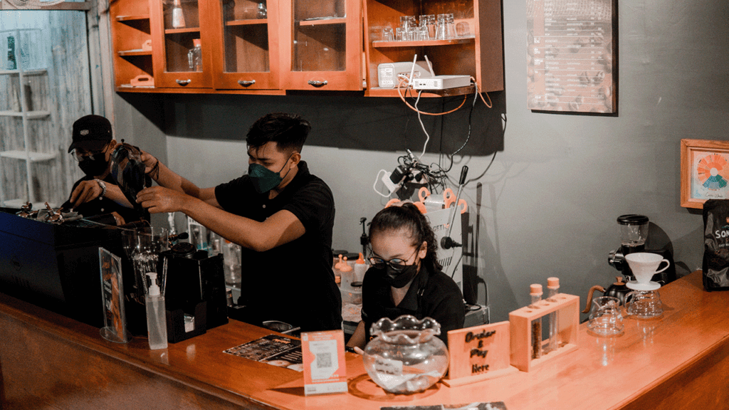 Barista di area penyajian Sombra Coffee