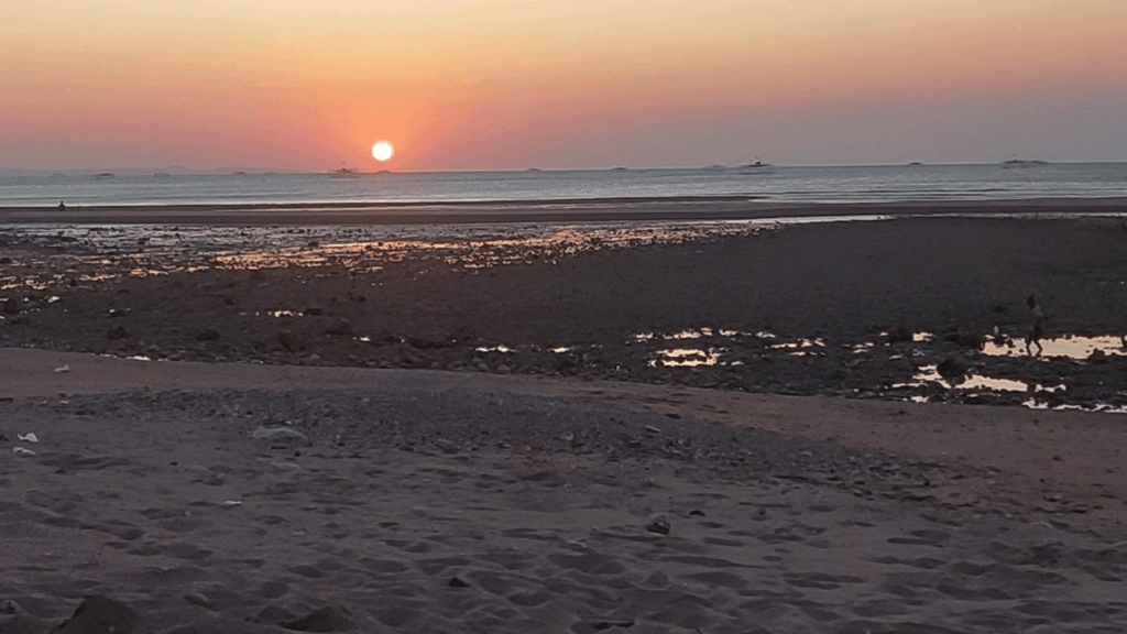 Langit senja di Pantai Manikin