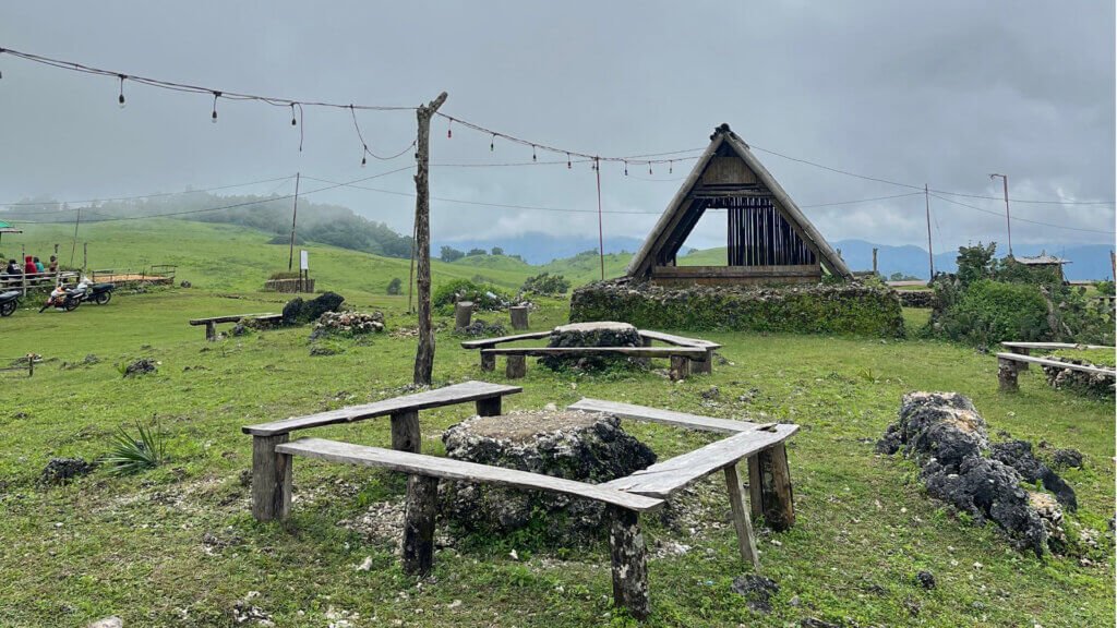 Tempat duduk dan bangunan beratap runcing di kawasan Fulan Fehan