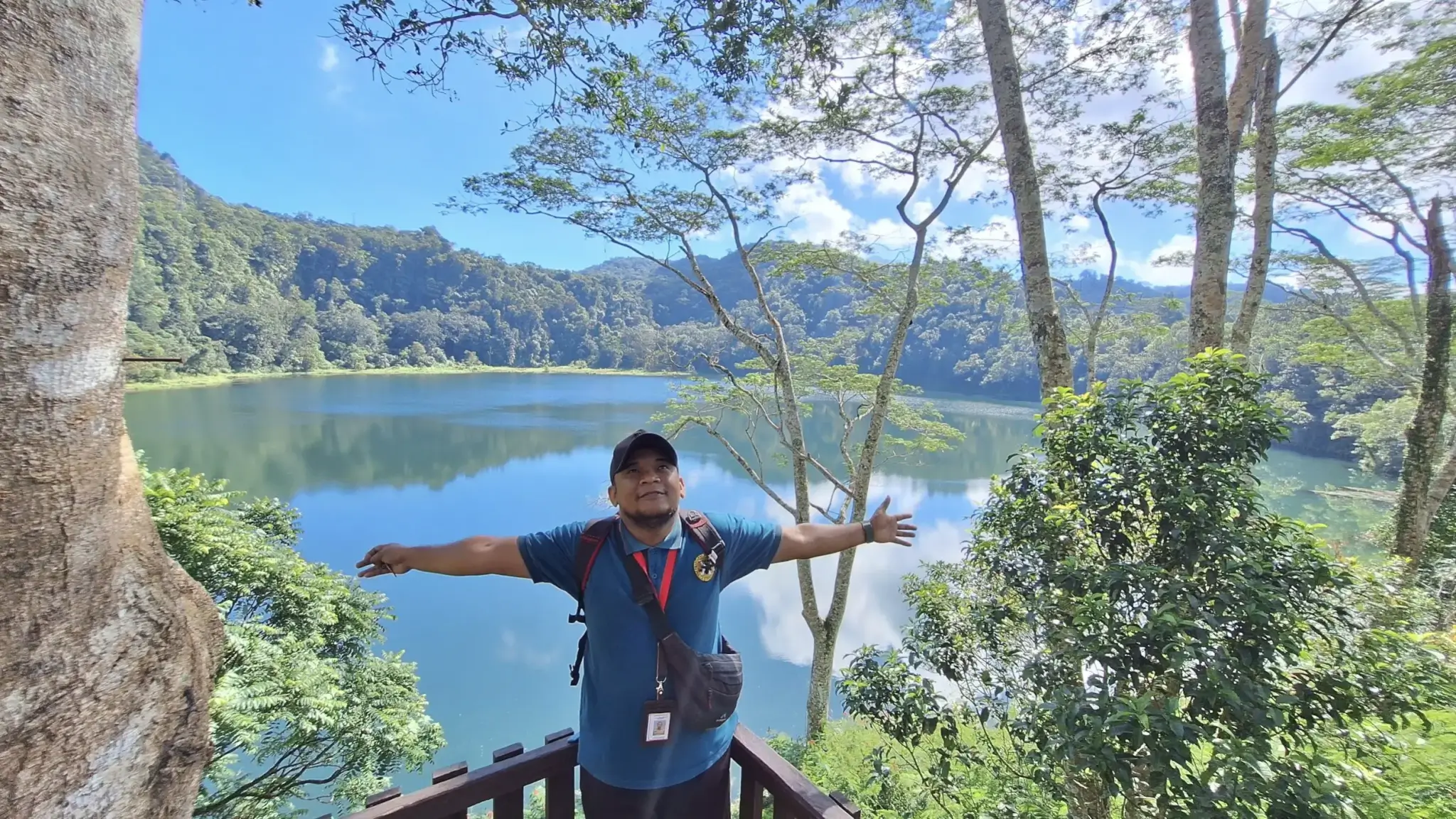 Pengunjung di anjungan kayu menghadap Danau Ranamese