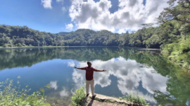 Gambar 9 - Yadi mengekspresikan kekagumannya pada kemegahan alam Danau Ranamese