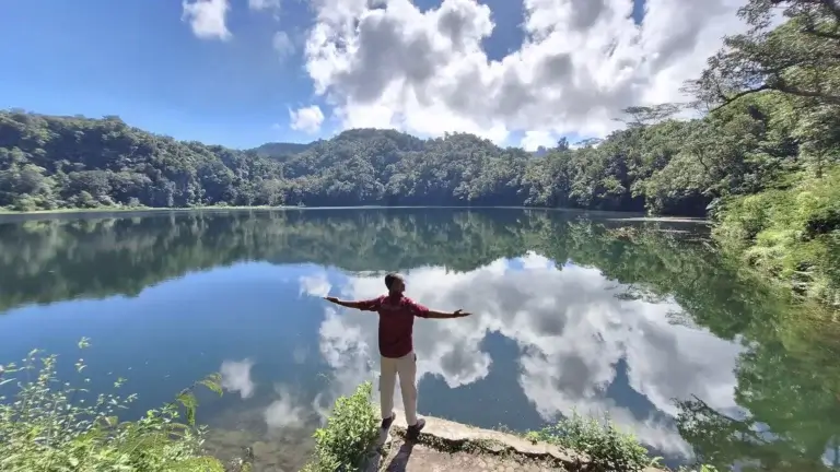 Gambar 9 - Yadi mengekspresikan kekagumannya pada kemegahan alam Danau Ranamese