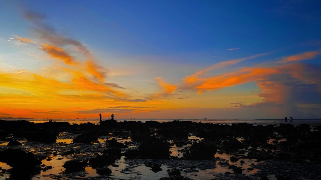 Pohon Jomblo dan Sunset di Pantai Oesapa: Kombinasi yang Wajib Kamu Kunjungi Pohon Jomblo Dan Sunset Di Pantai Oesapa 1024x576