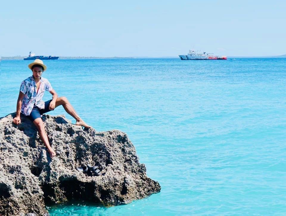 Pose Di Pantai Kelapa Satu Kota Kupang