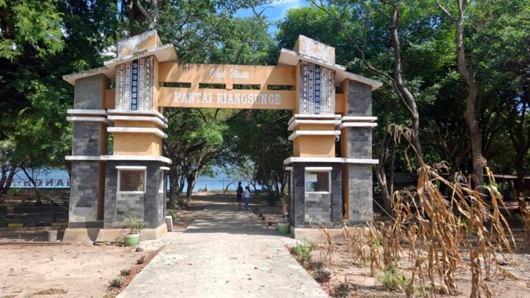 Keindahan Pantai Riangsunge 768x432