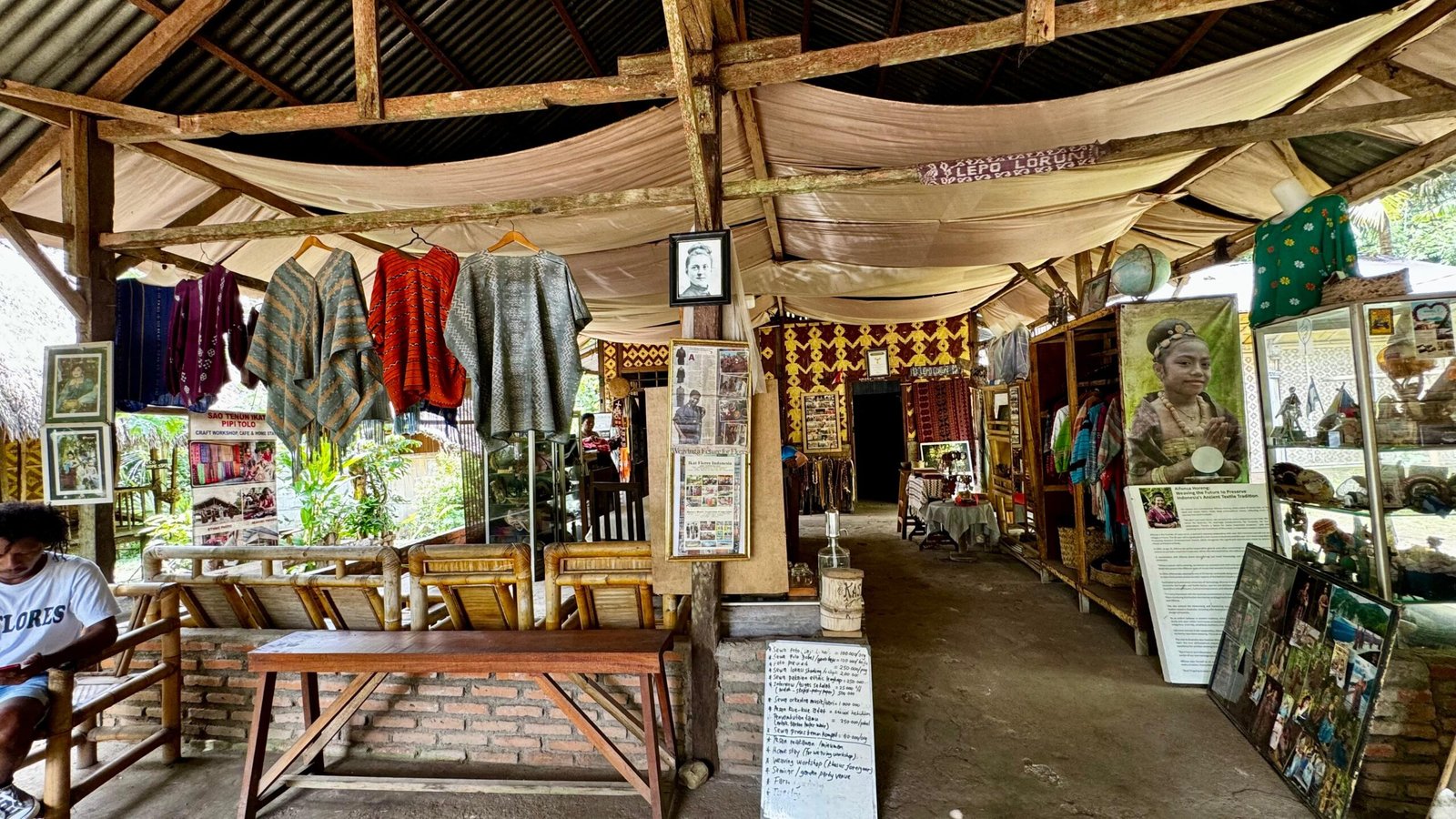 Ruang pamer dengan kain tenun dan meja di Lepo Lorun