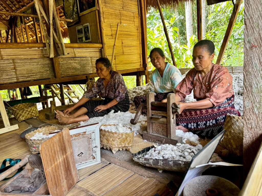 Dua perempuan menenun di Sanggar Tenun Lepo Lorun
