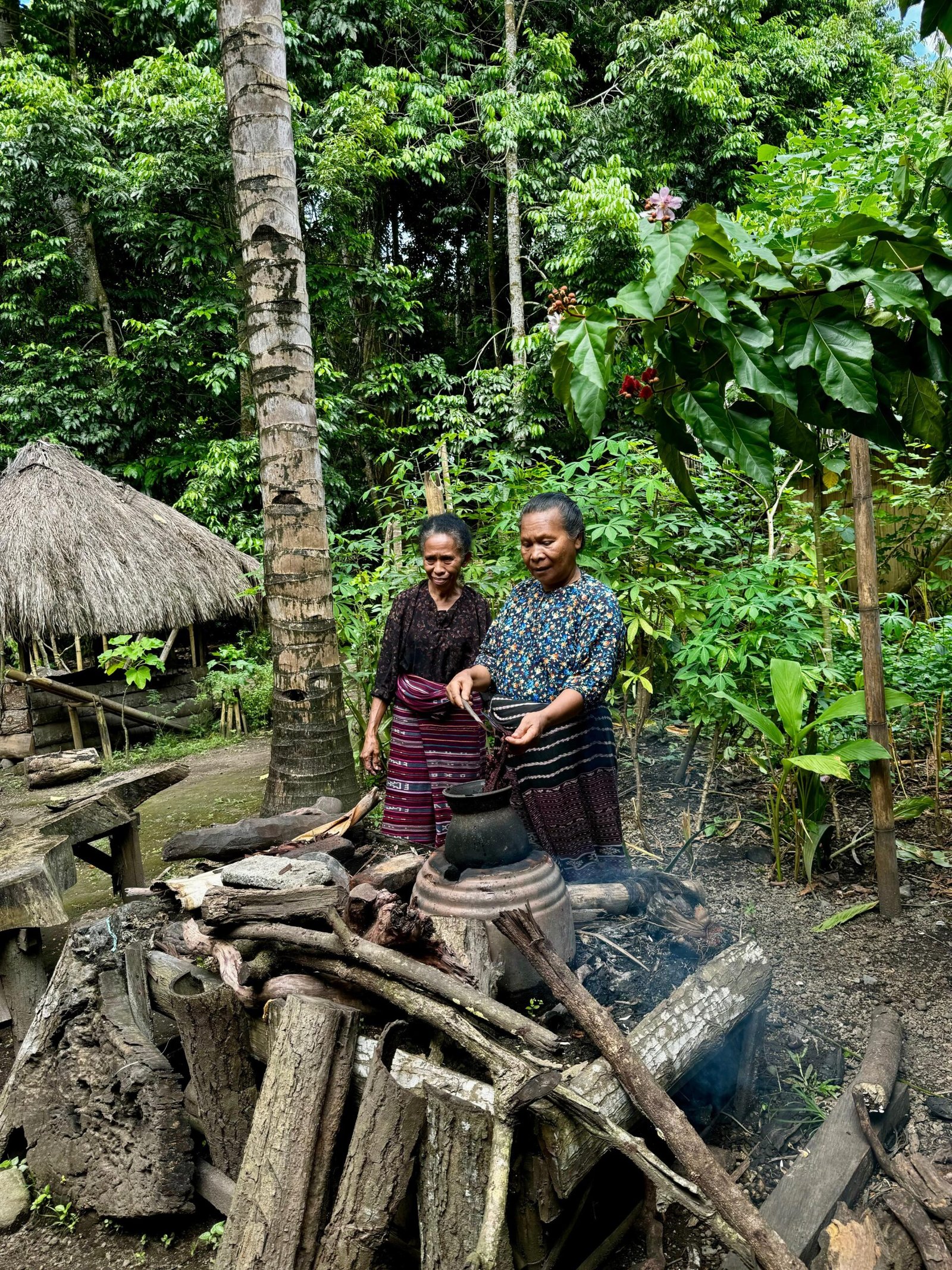 Pengunjung duduk di area hijau Sanggar Tenun Lepo Lorun