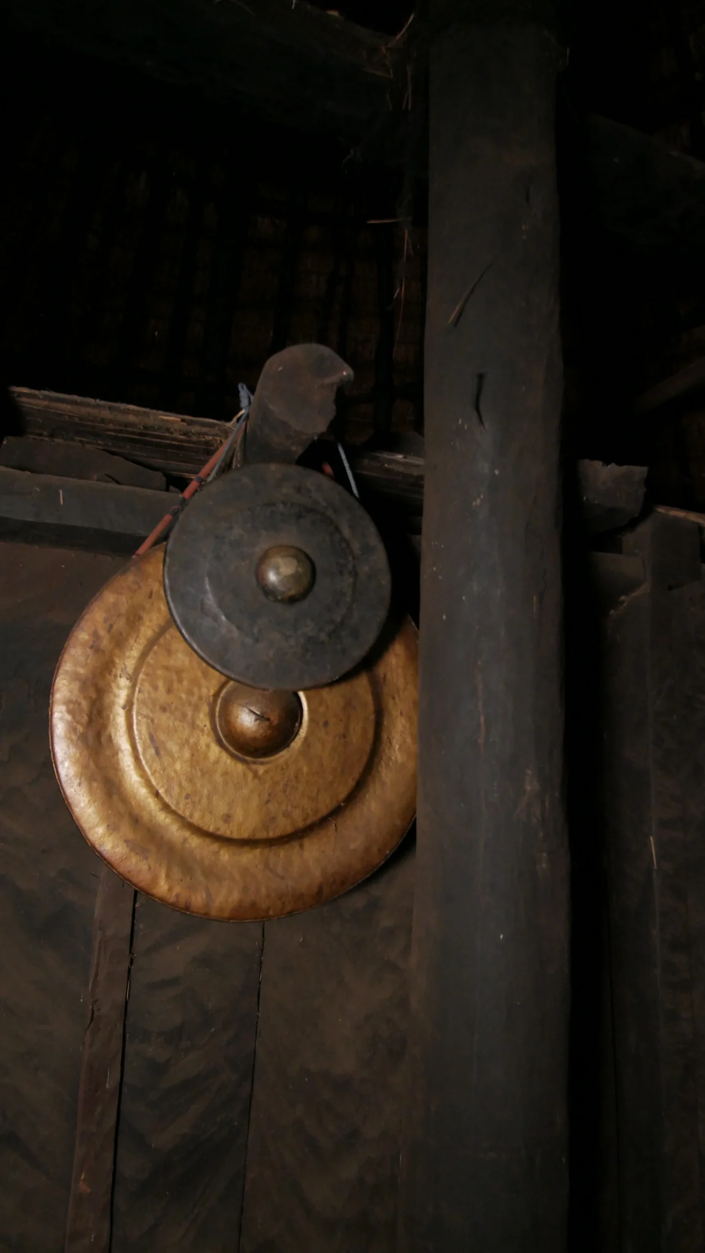 Gong tergantung dalam rumah adat Dirun