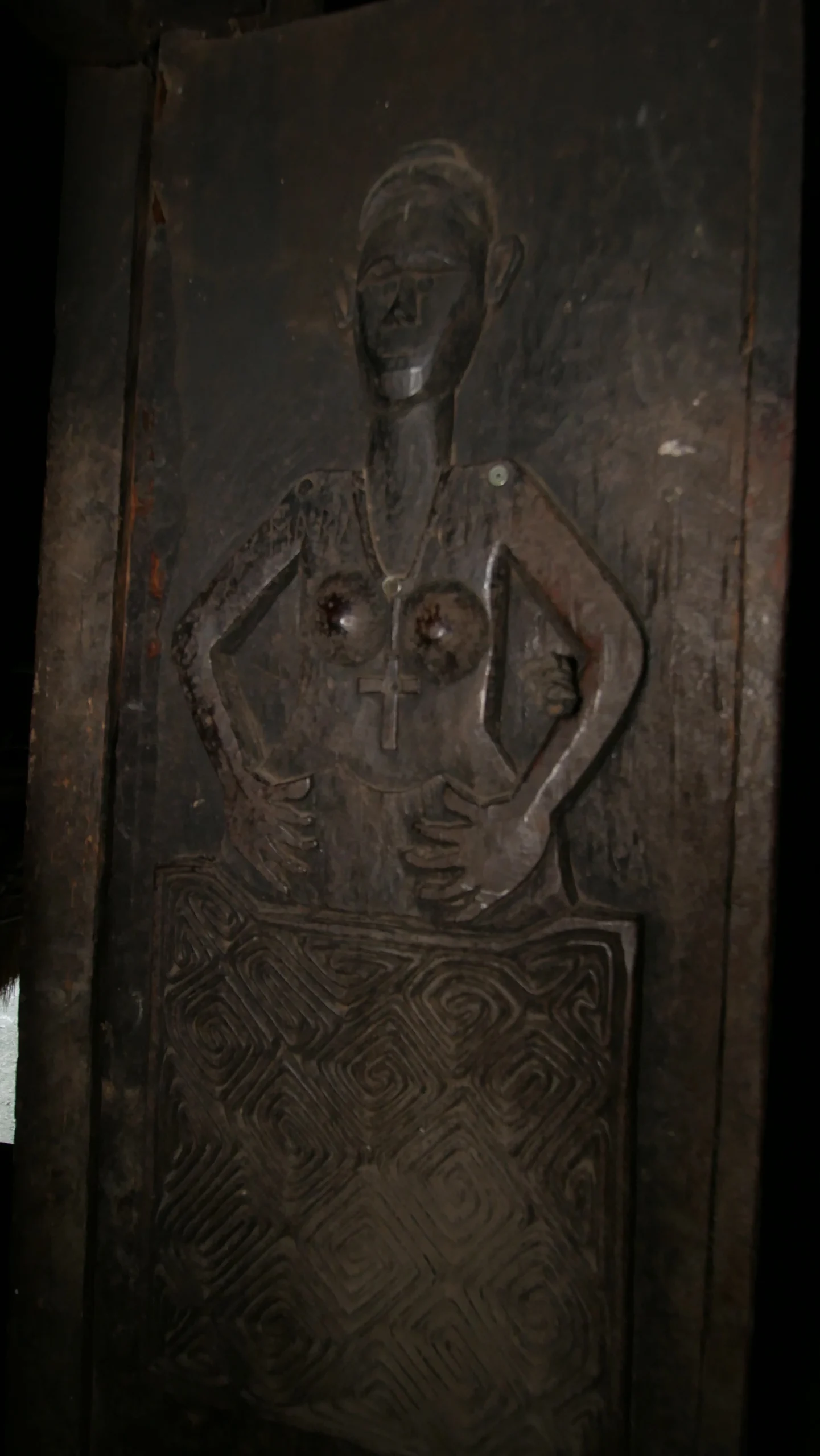 Detail ukiran pada tiang rumah adat Dirun