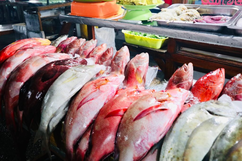 Aneka ikan segar tersusun di atas meja lapak Kampung Solor