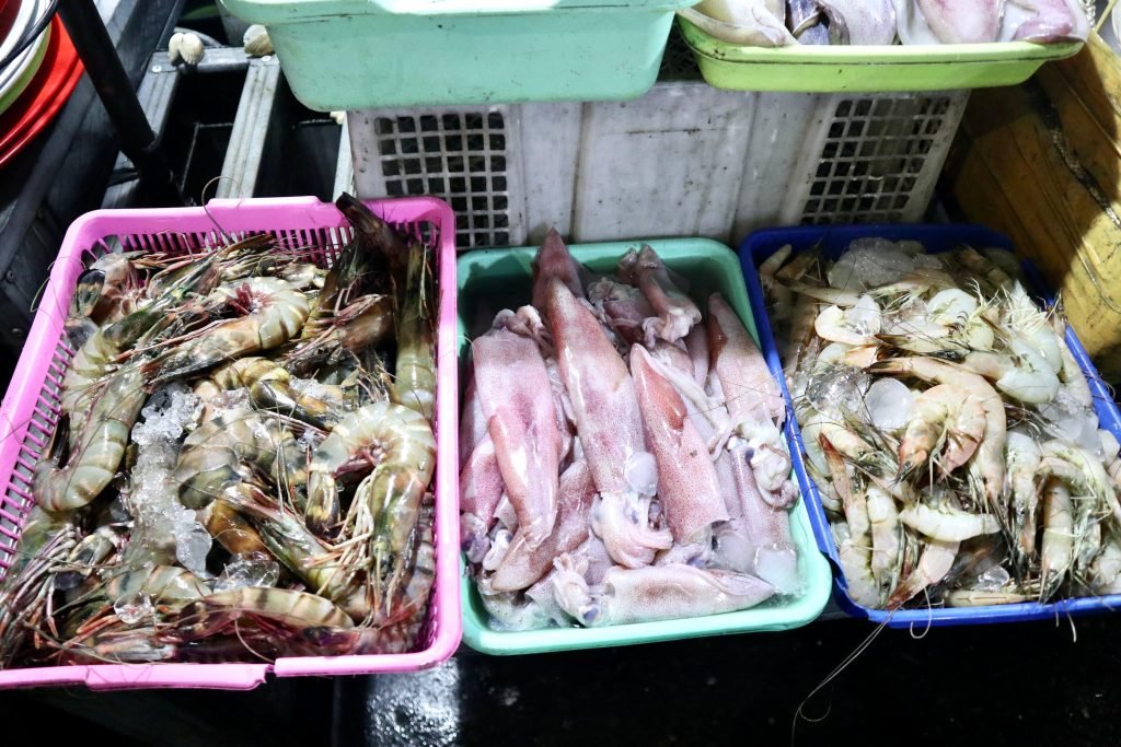 Hasil laut dalam wadah di lapak Pasar Malam Kampung Solor