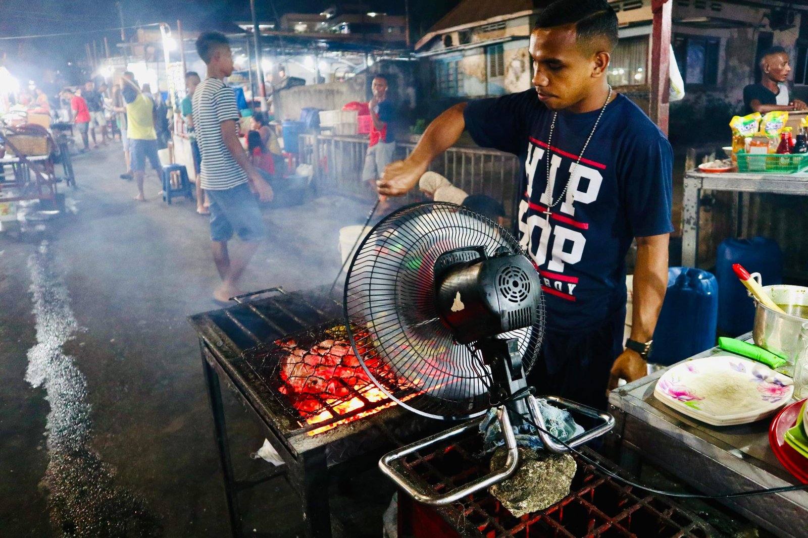 Pedagang memanggang ikan di warung Kampung Solor