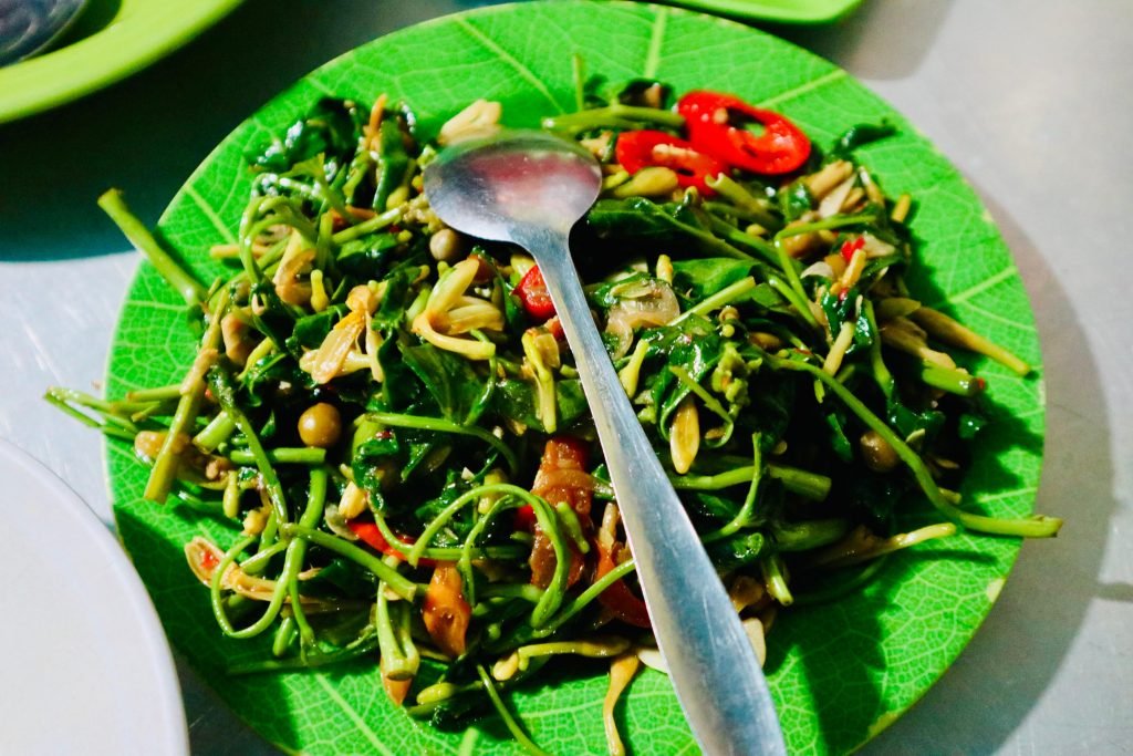 Sayur hijau dan lauk dalam piring di warung Kampung Solor