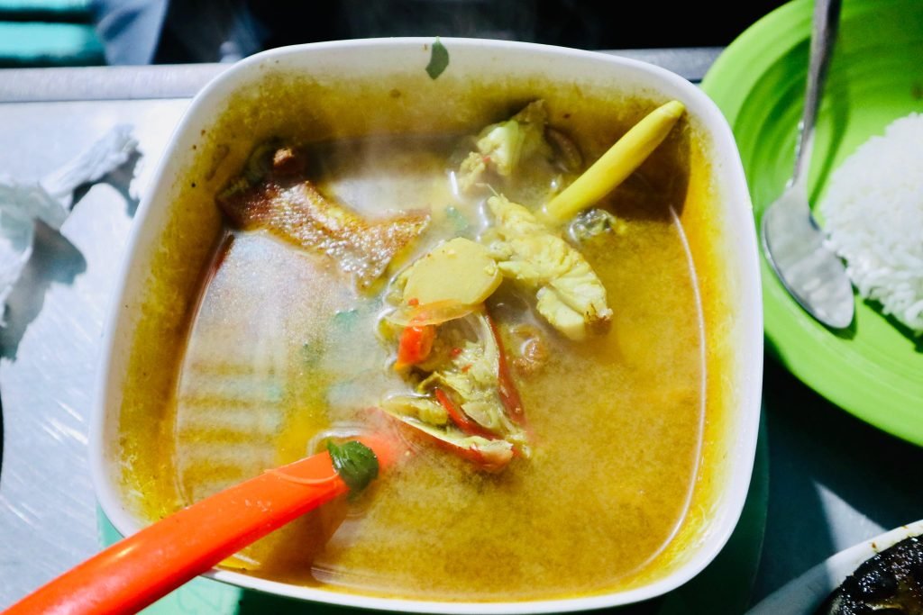 Hidangan ikan berkuah dengan irisan sayuran di warung Kampung Solor