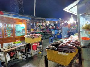 Nikmati kuliner malam di Pasar Malam Seafood Kampung Solor Kupang. Aneka ikan bakar, kuah asam, hingga kangkung bunga pepaya siap memanjakan lidah.
