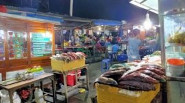 Nikmati kuliner malam di Pasar Malam Seafood Kampung Solor Kupang. Aneka ikan bakar, kuah asam, hingga kangkung bunga pepaya siap memanjakan lidah.