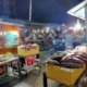 Nikmati kuliner malam di Pasar Malam Seafood Kampung Solor Kupang. Aneka ikan bakar, kuah asam, hingga kangkung bunga pepaya siap memanjakan lidah.