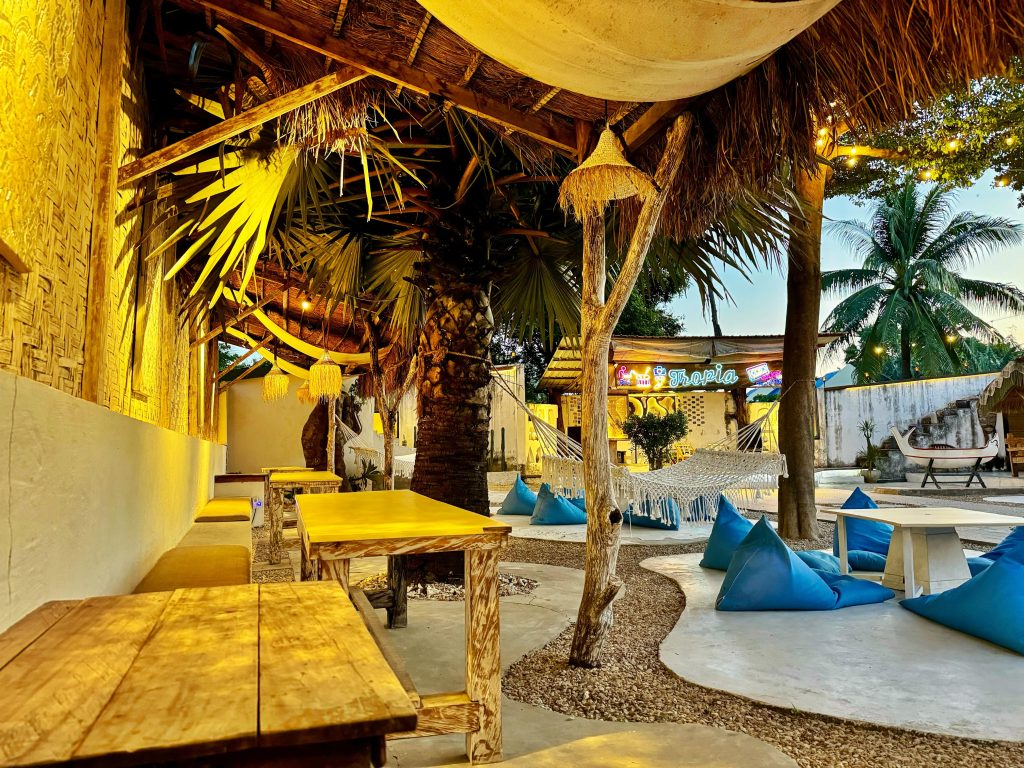 Tropia Café & Eatery Kupang, Santorini Vibes di Tengah Kota 01