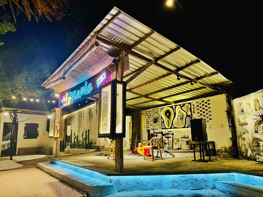 Pintu masuk dan area duduk Tropia Café saat malam
