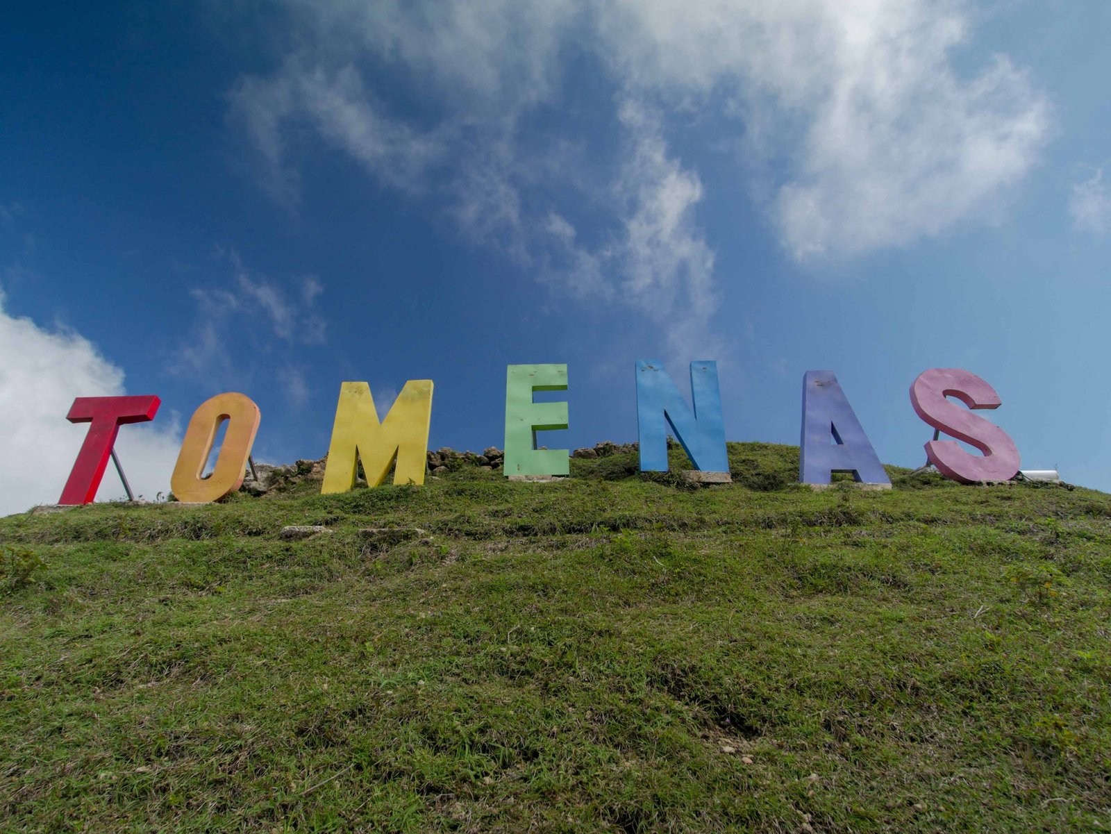 Tulisan Tomenas di atas bukit Timor Tengah Selatan